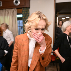 Jana Plodková při záchvatu smíchu.