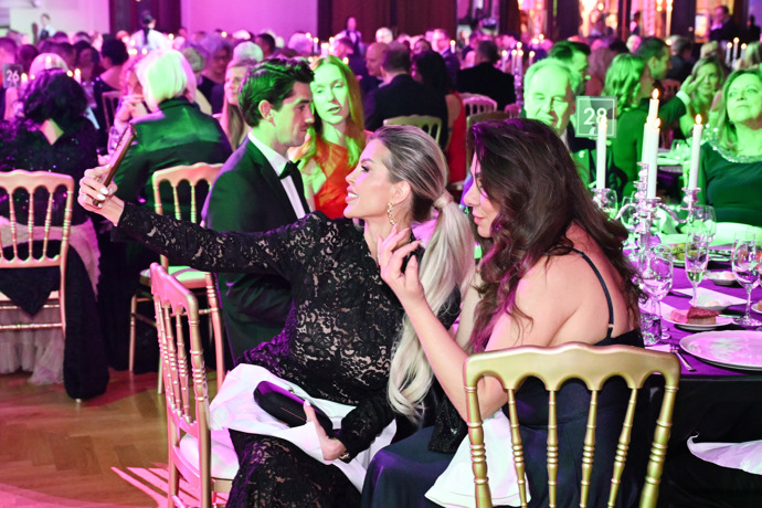 Lela Ceterová to na plese rozjela.