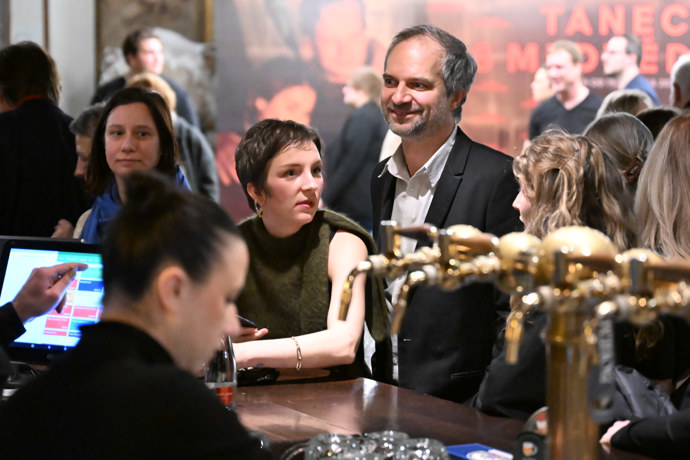 Herec Petr Vršek u baru. 