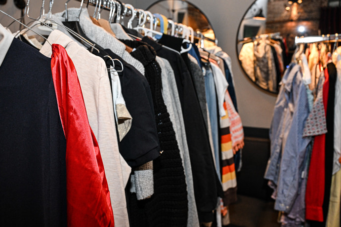 Oblečení bylo na štendrech pečlivě vyrovnané. 