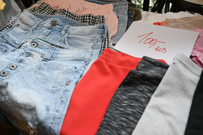 Kalhoty zde vyšly na 100 korun za kus. 