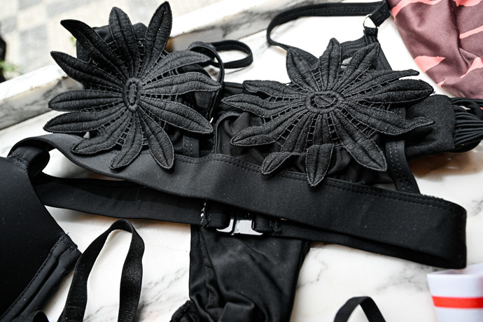 Nechybělo ani spodní prádlo za symbolické ceny. 