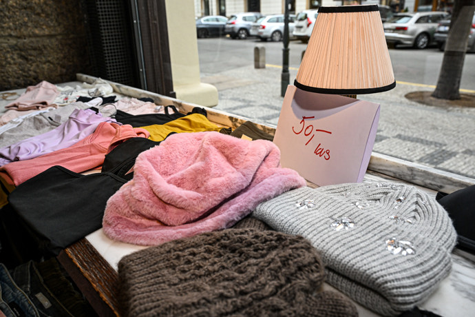 Ke koupi byly také teplé čepice za 50 korun. 