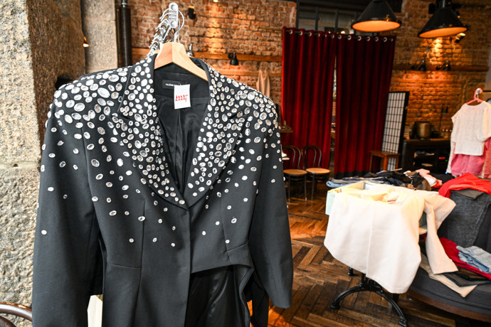 Černé sako zpěvačce navrhla Valerie Jurčíková ve spolupráci s Filipem Vaňkem. 