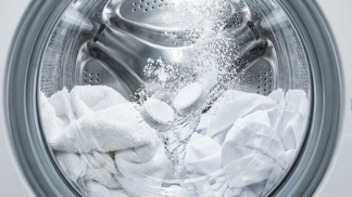 Sbohem zápachu i šedému prádlu: Stačí do pračky vhodit dvě tablety na čištění protéz a výsledek vás ohromí