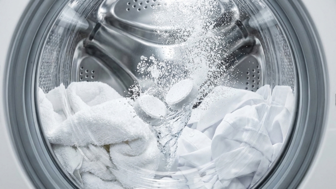 Jak vybělit zašedlé prádlo? Tablety na zubní protézy fungují i v pračce