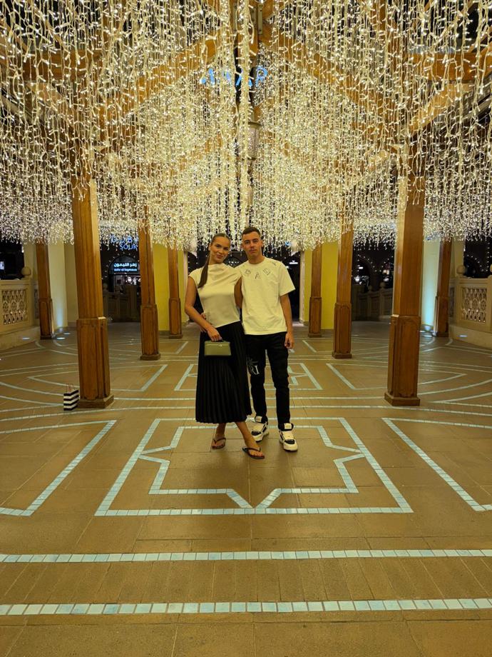 Daniel s Veronikou si chtěli užít dovoleno v Dubaji, místo toho byli týden zavření doma.