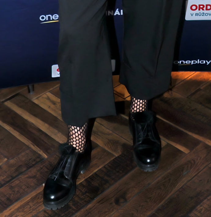 ...a nízké lesklé polobotky doplní trendy síťovinou, která zaujme na první pohled.