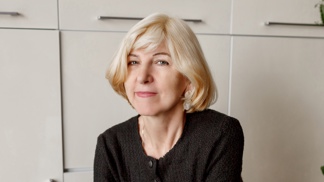 vážná, zamyšlená