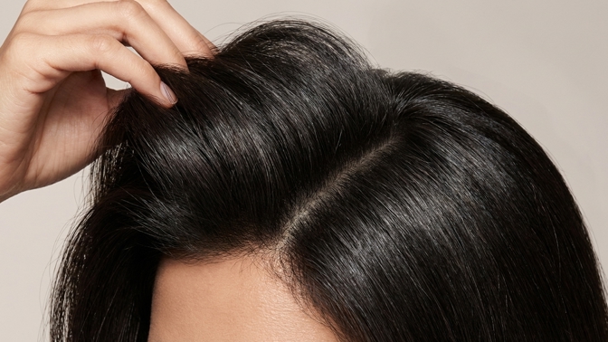 Jak na zplihlé vlasy? Jednoduchý trik s pěšinkou pro větší objem