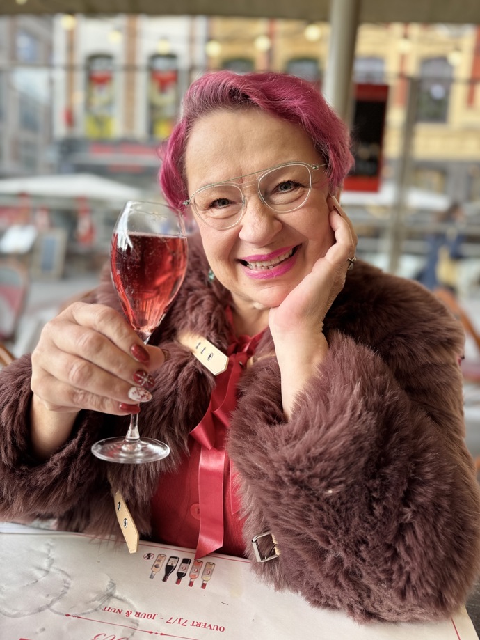 Mirka van Gils Slavíková připíjí všem svým "cukrouškům", jak své fanoušky pojmenovala, k provoněnému a veselému jaru. 