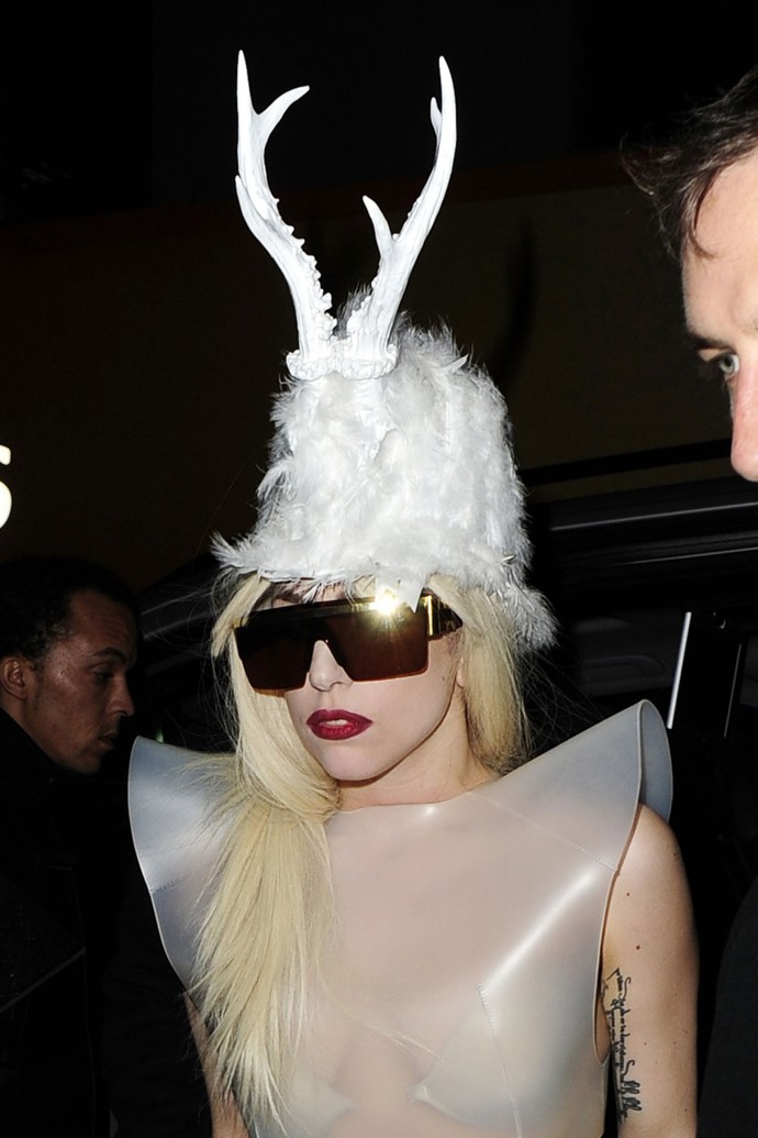 Lady Gaga vynesla klobouk s parožím.
