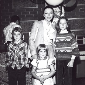 Katyana Kass (dole uprostřed) vyrůstala jako nejmladší ze tří sourozenců. Na archivním snímku s polorodým bratrem Alexandrem (vlevo), polorodou sestrou Tarou (vpravo) a maminkou Joan.