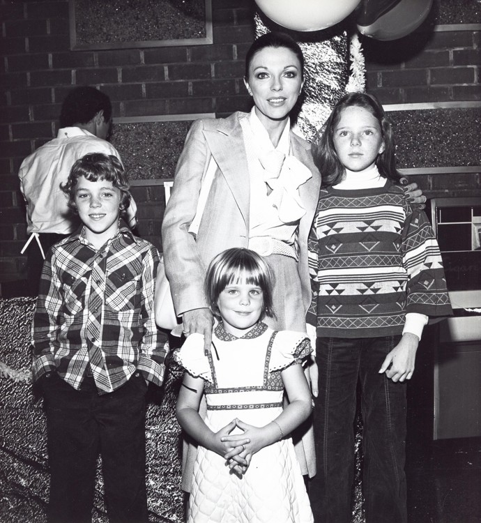 Katyana Kass (dole uprostřed) vyrůstala jako nejmladší ze tří sourozenců. Na archivním snímku s polorodým bratrem Alexandrem (vlevo), polorodou sestrou Tarou (vpravo) a maminkou Joan.