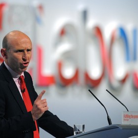 Britský ministr obrany John Healey je přesvědčen o tom, že Moskva Íránu pomáhá.