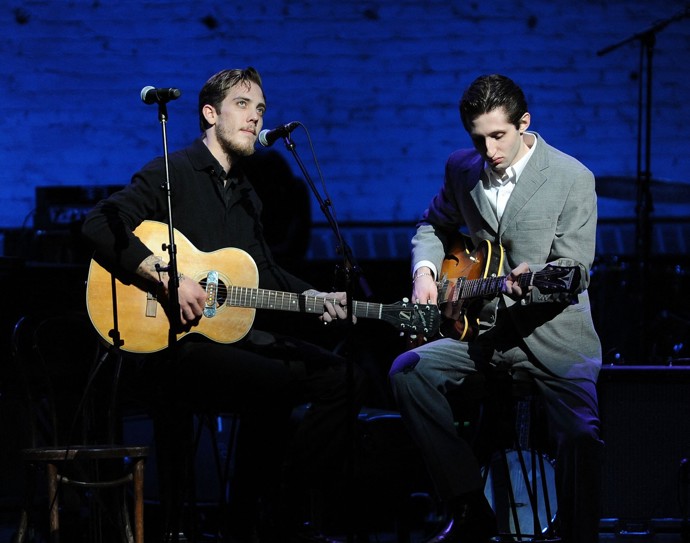 Harrisonův v pořadí třetí syn Malcolm zkouší prorazit jako hudebník, byť nepochází z muzikální rodiny.