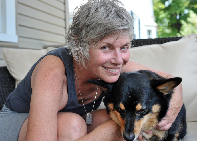 Na březích Karibského moře Kelly přišla na to, že je na holky a zamilovala se do barmanky Melanie Leis.