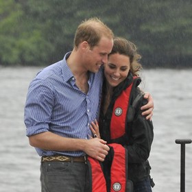 Ačkoliv urozený pár s láskyplnými gesty šetří podobně jako královna Alžběta II. nebo král Karel III., cit si čas od času dávají veřejně najevo už dlouhé roky. Takto se například objali po závodě dračích lodí v Kanadě roku 2011.
