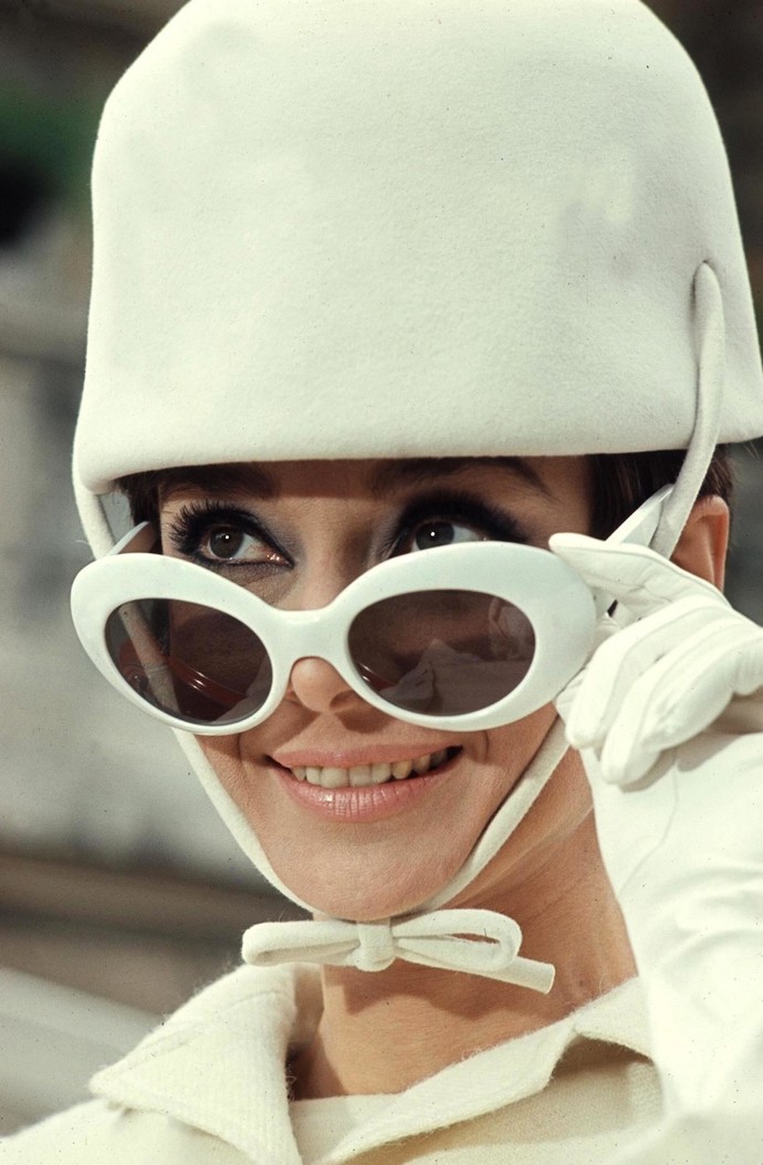 Legendární herečka a módní ikona Audrey Hepburn v 60. letech 20. století nosila masivní bílé brýle. A trendy budou i letos