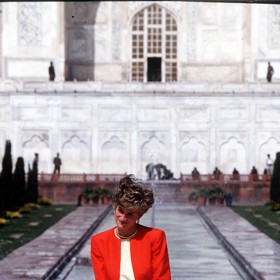 Ikonický outfit princezny Diany, který oblékla během své návštěvy Indie v roce 1992, si můžete ušít.