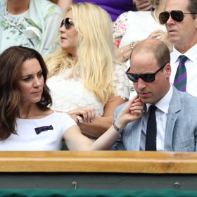 Na tenisovém Wimbledonu roku 2017 pak Kate něžně pohladila Williama po tváři.