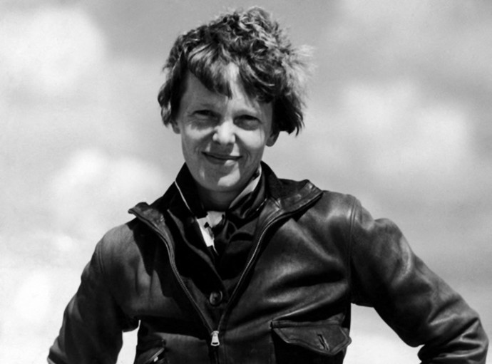 Amelie Earhart byla první žena, která sama přeletěla Atlantický oceán. 