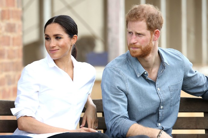 Meghan Markle je přesvědčená, že na ni a Harryho palác i veřejnost uplatňují mnohem přísnější metr než na prince a princeznu z Walesu. 