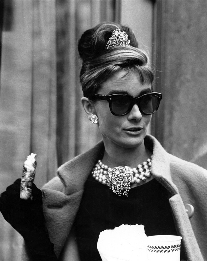 Jedním z nejikoničtějších tvarů slunečních brýlí vůbec je ten kočičí. Audrey Hepburn ho proslavila v kultovním snímku Snídaně u Tiffanyho. Letos se brýle ve tvaru kočičích očí vrací v ještě o něco dramatičtější podobě