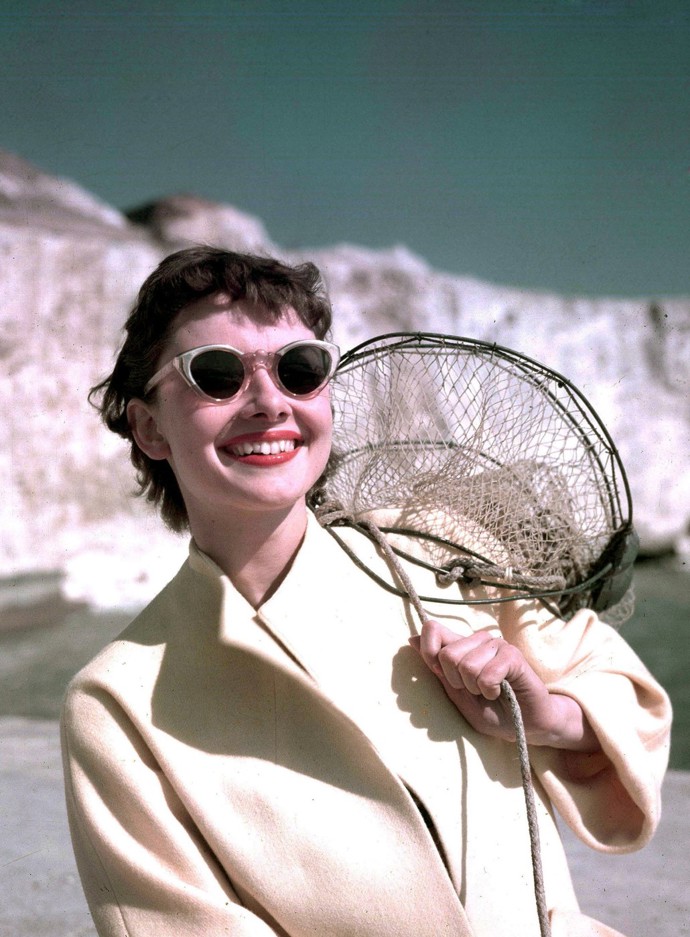 Barevné obroučky i tónovaná skla si Audrey Hepburn zamilovala už v průběhu 50.let. Parádu s hravými modely v podobném stylu uděláte také v roce 2026