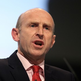 John Healey se domnívá, že ruský prezident Vladimir Putin je nyní jediným světovým vůdcem, který může těžit ze současného konfliktu na Blízkém východě. A to zejména kvůli vysokým cenám ropy.