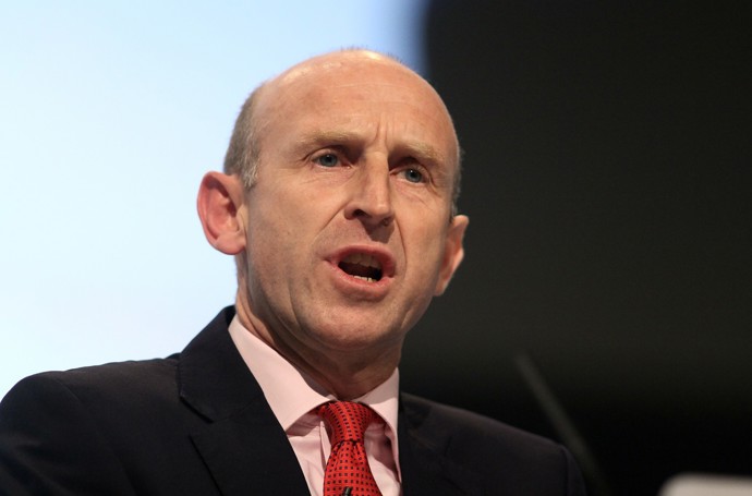 John Healey se domnívá, že ruský prezident Vladimir Putin je nyní jediným světovým vůdcem, který může těžit ze současného konfliktu na Blízkém východě. A to zejména kvůli vysokým cenám ropy.