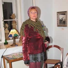 Do společnosti chodí Lenka Kořínková ráda v pestrobarevných outfitech.