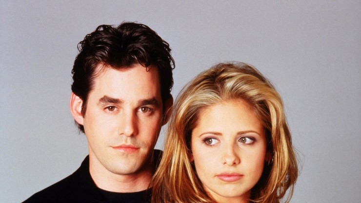 Nicholas Brendon se Sarah Michelle Gellar v seriálu Buffy, přemožitelka upírů.