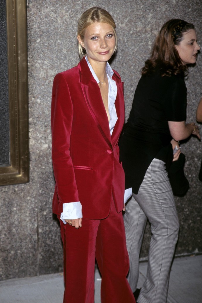 Nestárne ani rudý sametový kostýmek od Toma Forda, který navrhoval pro značku Gucci. Jasně to dokázala Gwyneth Paltrow, která si ho vzala roku 1996 na předávání cen VMA...