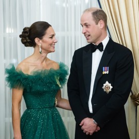 Nejen gesty, ale i všeříkajícími zamilovanými pohledy umějí William a Kate dát najevo vzájemné city. Třeba jako při návštěvě Jamajky v roce 2022.