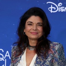 Laura San Giacomo se ještě před Pretty Woman proslavila rolí v komedii Sex, lži a video. Dnes je velkou ochránkyní práv dětí se speciálními potřebami, její jediný syn totiž onemocněl mozkovou obrnou.