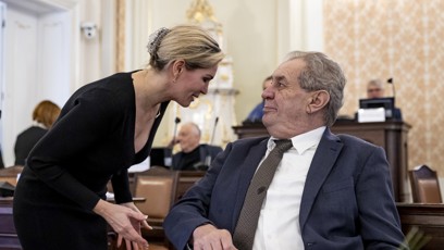 FOTO: Marie Pošarová hovoří s bývalým prezidentem Milošem Zemanem.