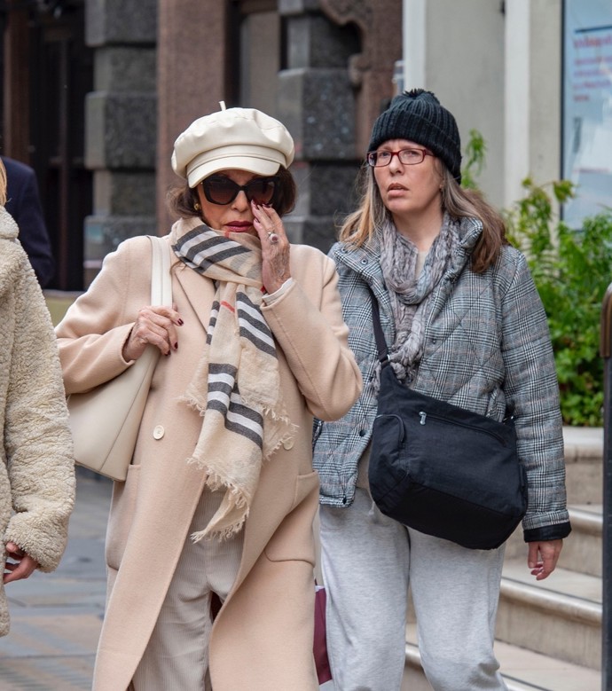 Katyana (vpravo) se na veřejnosti objevuje jen velmi zřídka. Pořídit tak její snímek je umění. Povedlo se to naposledy předloni v dubnu v ulicích Londýna, kde doprovázela slavnou maminku.