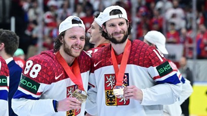 FOTO: Pavel Zacha a David Pastrňák jsou úspěšní hokejisté.