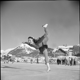 Kraosbruslení má v Čechách dlouhou tradici. Mezi naše historicky nejúspěšnější krasobruslařky patří Ája Vrzáňová. Zejména její tréninková móda je o dost jiná než dnes.