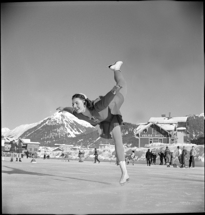 Kraosbruslení má v Čechách dlouhou tradici. Mezi naše historicky nejúspěšnější krasobruslařky patří Ája Vrzáňová. Zejména její tréninková móda je o dost jiná než dnes.