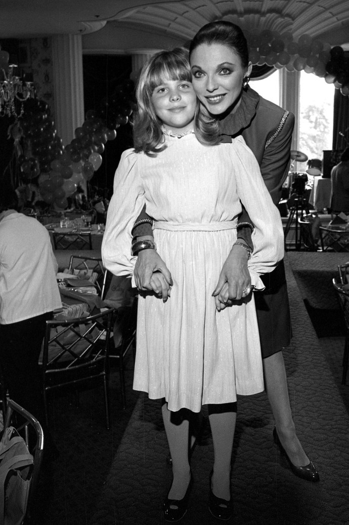 Katyanu v osmi letech srazilo auto a kvůli vážnému zranění mozku strávila 47 dní v kómatu. Na snímku s maminkou necelé dva roky po nehodě.