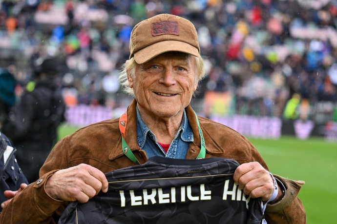 Terence Hill na rok starém snímku, kdy před zápasem italské Serie A mezi Benátkami a Bolognou obdržel čestný dres domácího celku. Jak vidno, herci to i na stará kolena sluší!