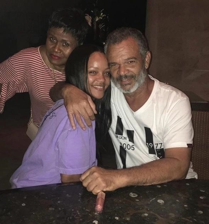 Rihanna je ovšem na drsné prakticky zvyklá z dětství. Vyrůstala s otcem (na snímku), který si liboval v drogách a alkoholu a v rauši pak často bil zpěvaččinu maminku Moniku. To mu Rihanna dlouhé roky nedokázala odpustit. Ronald loni zemřel po krátké nemoci ve věku 70 let.