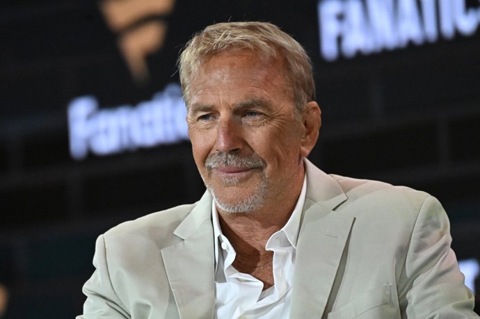 Kevin Costner o herectví původně neuvažoval, na škole ho ale zlákalo ochotnické divadlo a zbytek je historie. Vedle filmů Tanec s vlky nebo Osobní strážce si zahrál i v thrilleru 3 dny na zabití. 