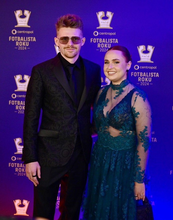 Pavel Šulc zaujal už na Fotbalistovi roku 2024, kam si vzal monochromatický černý outfit s výstředním sakem.
