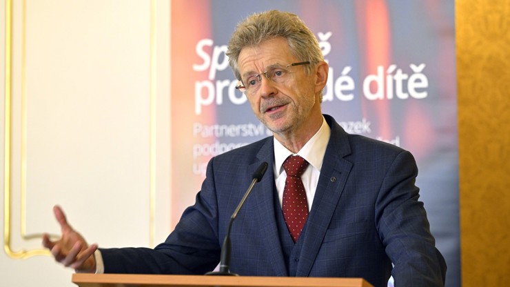 Vystrčil terčem kritiky. Letěl do Itálie speciálem, zatímco Češi čekají na evakuaci, tvrdí Babiš. Senátor reaguje 