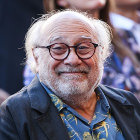 Danny DeVito je nekonformní herec nejen vzrůstem, ale i životem a zálibami. Vidět jste ho mohli v Honbě za diamantem, ale i Přeletu nad kukaččím hnízdem.