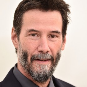 Keanua Reevese potkala v životě velká spousta tragédií. Jednou z nich byla ztráta otce ve 13 letech. Přesto se z něj stal mimořádně úspěšný herec, kterého proslavila hlavně série sci-fi filmů Matrix.