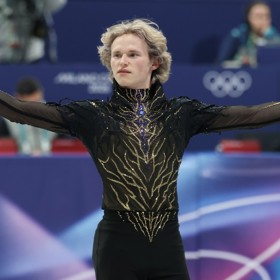 Návrhářku při tvorbě těchto kostýmů inspirovaly Malininova energie a krasobruslařský um. 